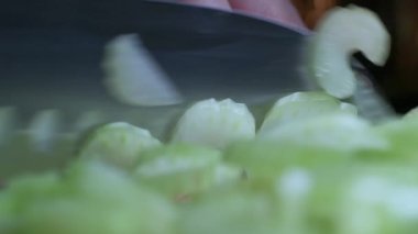 Kereviz kesmek, mutfak bıçağı kullanmak, organik çiftlikten yemek ve pişirmek için taze sağlıklı kereviz..
