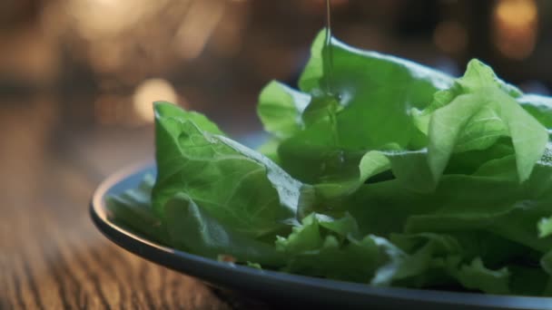Azeite derramando em folhas de salada vegetal, alimentos saudáveis e orgânicos de ingredientes frescos. Dieta vegetariana azeite. — Vídeo de Stock