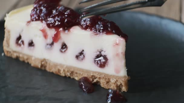 吃草莓芝士蛋糕。吃健康的覆盆子素食蛋糕 — 图库视频影像