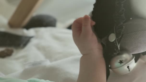 Bebé alcanzando juguete con la mano. Babys Hand Skills Desarrollar lentamente ganar el control sobre los movimientos y la coordinación. — Vídeos de Stock