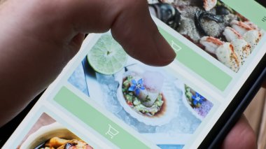 Akıllı telefon uygulaması kullanarak restorandan yemek sipariş etmek..