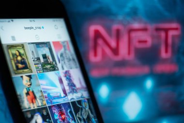Mavi arkaplanda NFT karşılanamaz 3d neon metin üzerindeki Beeple instagram sayfası. Dijital varlıkları, koleksiyonu ve şifrelemesi için yeni bir yöntem