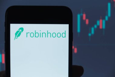 Robinhood logosu akıllı telefon ekranında, halka arz NASDAQ 'da. Arka planda hisse senedi fiyat tablosu görülüyor. Moskova 26 Mart 2021