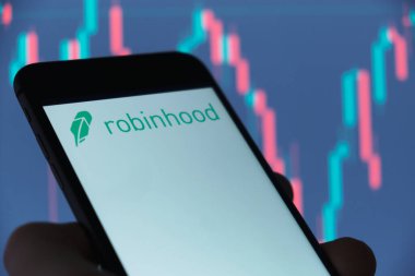 Robinhood logosu akıllı telefon ekranında, halka arz NASDAQ 'da. Arka planda hisse senedi fiyat tablosu görülüyor. Moskova 26 Mart 2021