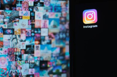 Her gün NFT 'nin ödenebilir olmayan jetonsuz dijital sanat eseri: Akıllı telefondaki ilk 5000 Gün ve Instagram uygulaması. Dijital varlıkları, koleksiyonu ve kripto sanatını satın almanın yeni bir yolu. Moskova 30 Mart 2021