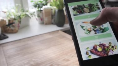 İnternetten akıllı telefon uygulaması kullanarak restorandan yemek sipariş etme kavramı. Kapalı kapılar ve içinde yiyecek olan kağıt torbalar. Gıda dağıtım mobil uygulaması yarattım.