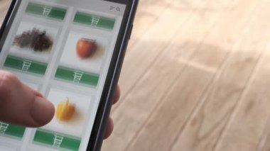 Akıllı telefon uygulaması kullanarak internetten yiyecek, sebze ve meyve sipariş etme kavramı. Benim yarattığım yemek dağıtım mobil uygulaması
