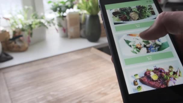 스마트폰 앱을 사용하여 식당 온라인에서 음식을 주문하는 개념은 음식이든 종이 가방을 닫고 닫는다. 제가 만든 식품 배달 모바일 앱은 — 비디오