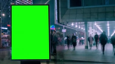 Modern binanın reklamları için geniş reklam panosu wuth yeşil ekranı. Neon ışıkları, yoğun otoyoldaki trafik zamanı, siber punk renkleri.