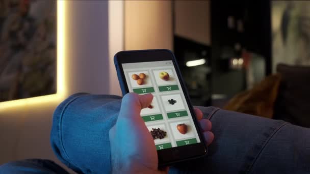 Pedir alimentos, verduras y frutas en línea utilizando la aplicación de teléfono inteligente de cerca. — Vídeo de stock