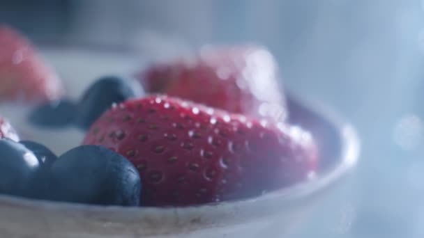 Roterende gezonde yoghurt met verse bessen bosbes en aardbei. Gezond ontbijt met bosbessen, aardbeien en melk. — Stockvideo