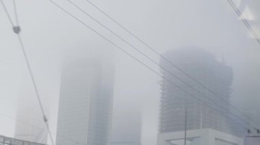 Tren penceresinden endüstriyel sisli manzara. Şehrin her yerinde gökyüzü manzaralı sis var..