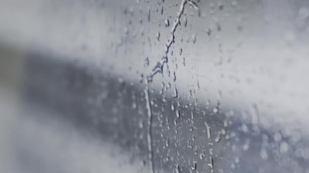 Regentropfen auf das Zugfenster. Unklarer Hintergrund. — Stockvideo