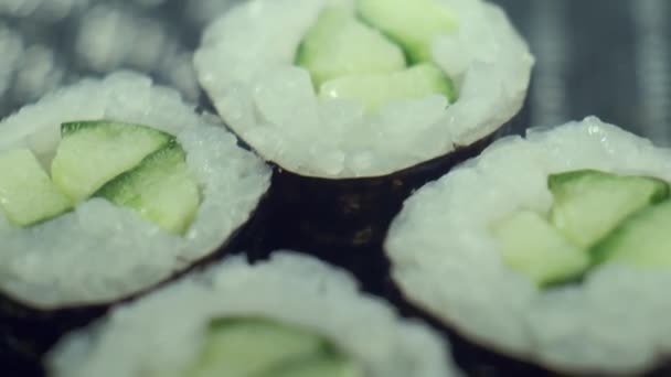 Rollos de sushi vegetariano. Primer plano de sushi vegano con pepino. Entrega de alimentos saludables. — Vídeos de Stock