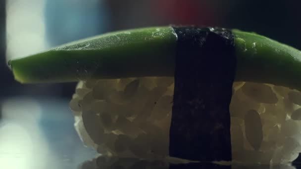 Vegetariska sushirullar. Närbild av vegansk sushi med avokado. Hälsosam livsmedelsförsörjning. — Stockvideo