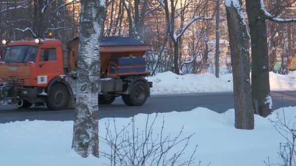 Oranje stad sneeuw ploegt bewegen op de stad straat in de winter — Stockvideo