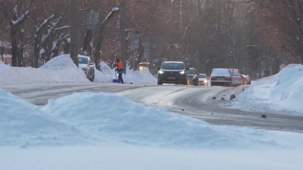車は雪のドリフトと働く従業員と一緒に道路に沿って駆動します — ストック動画