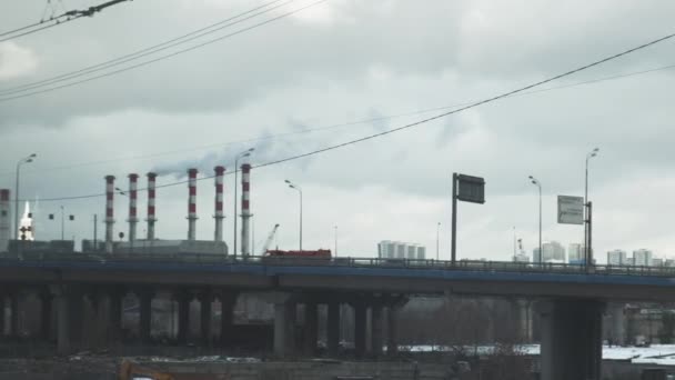 Tren penceresinden sanayi manzarası. Termik santralin boruları. Çevre kirliliği. — Stok video