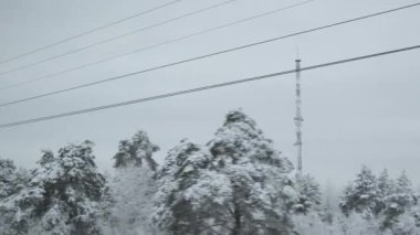  Donmuş ormanlar, soğuk kırsal alanlar, kar ve buz boyunca ilerliyoruz. Tren penceresinden Pov izleme görüntüsü. 