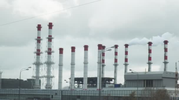 Industrieel uitzicht vanuit treinraam. Pijpen van de thermische centrale. Verontreiniging van het milieu. — Stockvideo