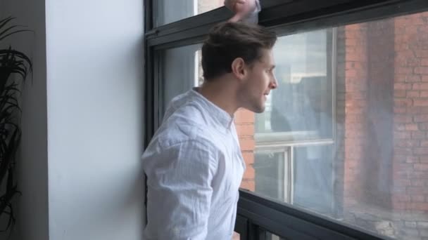 Feldúlt fickó gyűrött ingben nézi a képernyőt ablakról ablakra. — Stock videók