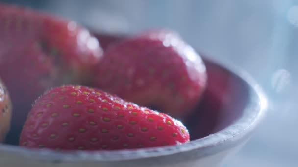 Rotind fructe de padure sanatoase proaspete capsuni. Micul dejun sănătos cu căpșuni . — Videoclip de stoc