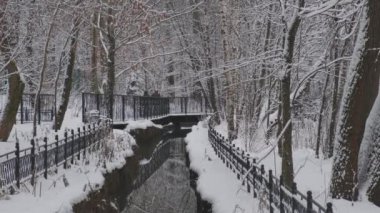 Kar parkında dar kanallarda yürüyen insanlar