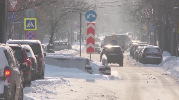 Coches de estacionamiento en la calle cubierta de nieve blanca — Vídeos de Stock