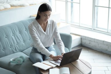 Bankacılık kredi kartını hızlı ve güvenli ödemeler için kullanan mutlu genç bir kadın.. 