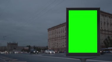 Yoğunluğu dağılmış şehir otoyolu üzerinde yeşil ekranlı modern ilan panosu..