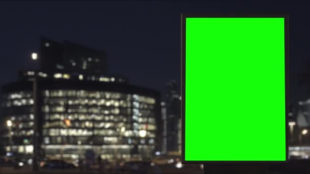 Cartellone verde su un'autostrada trafficata con traffico, luci al neon — Video Stock