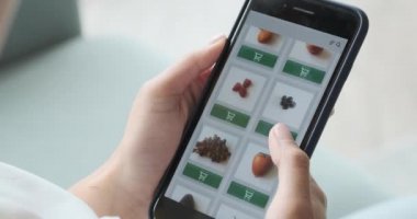 Akıllı telefon uygulaması kullanarak internetten yiyecek, sebze ve meyve sipariş etmek.