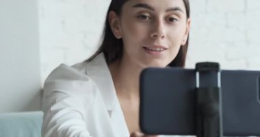 Kadın blogcu sosyal ağda çevrimiçi yayınlanmaya başlıyor ve aboneleriyle iletişim kuruyor