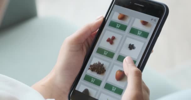 Commander des aliments, légumes et fruits en ligne à l'aide de l'application smartphone close up. — Video