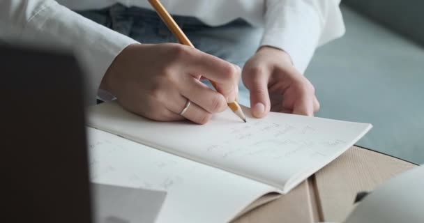 メモ帳に書き込み、試験の準備をする学生の宿題. — ストック動画