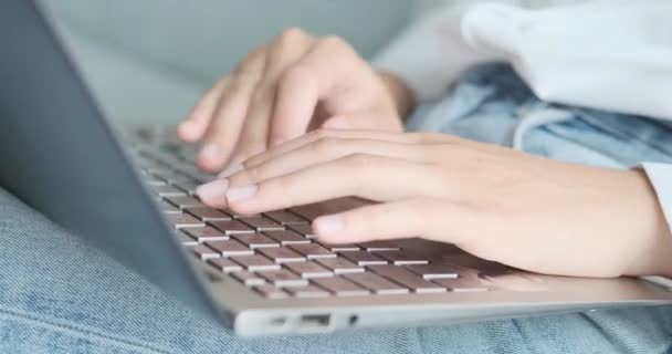 Текст на клавиатуре ноутбука закрыть вид сбоку, человек печатает на клавиатуре работает, — стоковое видео