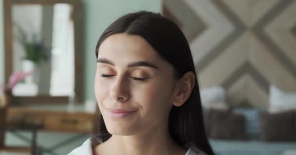 Спокойная, красивая женщина с чистой кожей и красивой улыбкой — стоковое видео
