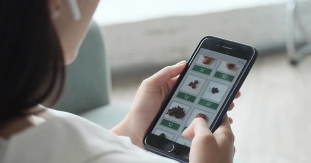 Voedsel, groenten en fruit online bestellen via smartphone app close-up. — Stockvideo