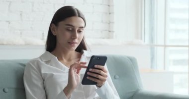 Neşeli ve heyecanlı kadın gülüyor online piyango kazanıyor