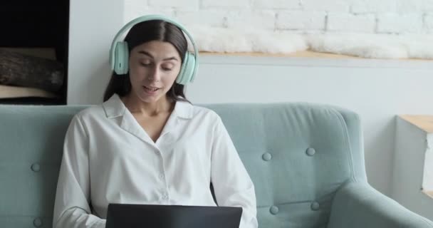 Šťastná mladá žena mluví s webovou kamerou během vzdáleného on-line video hovoru. — Stock video