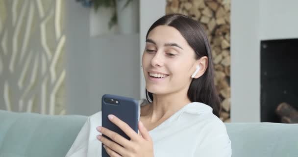 Feminino falando conversa online por videocall — Vídeo de Stock