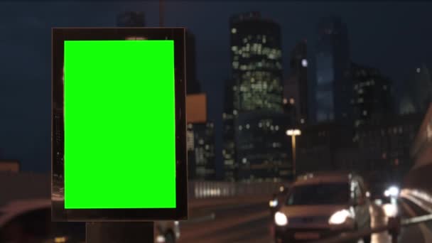 Cartelera de pantalla verde en una carretera concurrida con tráfico, luces de neón — Vídeos de Stock