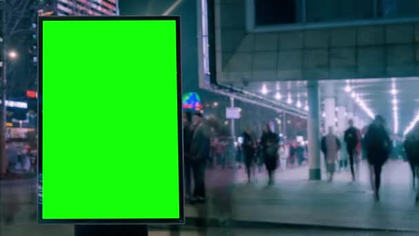 Grande schermo verde wuth cartellone per la pubblicità sul moderno edificio con luci al neon, timelapse del traffico su strada trafficata, colori cyberpunk — Video Stock