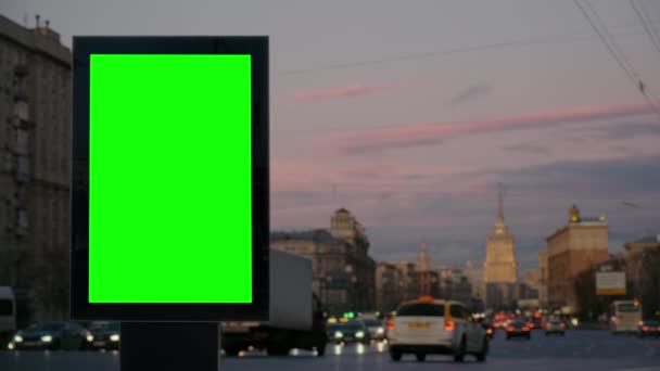 Cartelera en blanco de pantalla verde en una calle concurrida al atardecer — Vídeos de Stock