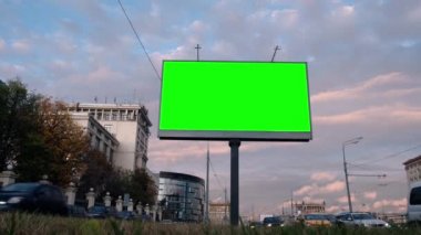 Yoğun bir caddede yeşil ekran boş ilan panosu