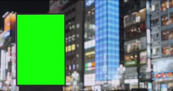 Outdoor de tela verde na rua com luzes de néon e banners publicitários à noite, Tóquio, Japão — Vídeo de Stock