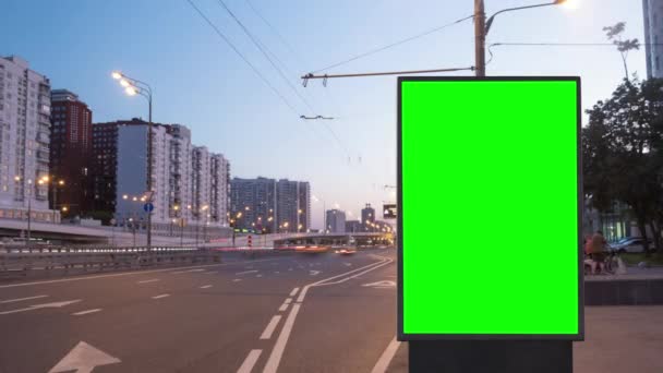 在繁忙的交通要道上的绿色屏幕广告牌，经过时间，俄罗斯莫斯科 — 图库视频影像