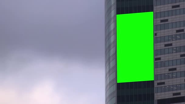 Πράσινη οθόνη λευκή πινακίδα σε σύγχρονο ουρανοξύστη — Αρχείο Βίντεο