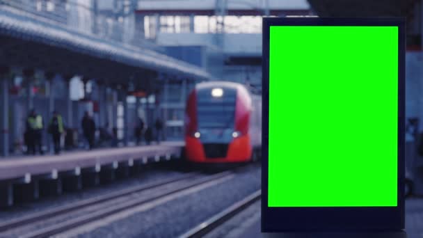 Plakatwand auf einem Bahnhof gegen U-Bahn-Zug — Stockvideo