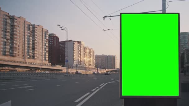 Panneau d'affichage d'écran vert pour la maquette sur un bord de route, Moscou, Russie — Video